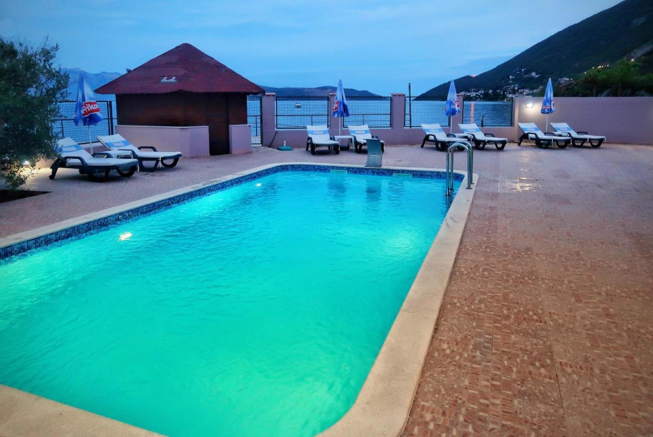 Apartments Maxi Katic แฮร์เซ็ก-โนวี ภายนอก รูปภาพ